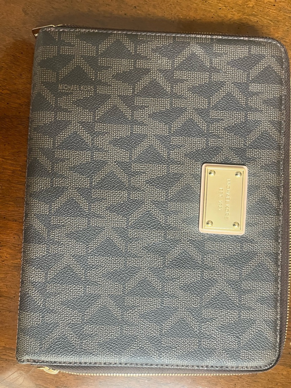 Michael Kors Brown Signature Zip Tablet Folio with Gold Plaque for iPad or kende